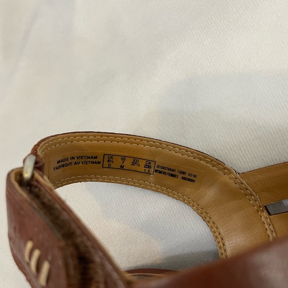 Clarks Women's Brown Strappy Sandals - Picture 8 of 8